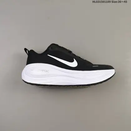 耐克Nike Vomero Plus 反转Swoosh|跑鞋圈新王!厚底增高运动跑步鞋 时尚老爹鞋 这双Vomero Plus真的太绝了!反转Swoosh设计超有个性,缓震像踩云一样舒服,性价比吊打HOKA,跑渣必备啊!该鞋款采用创新设计,致敬Nike Run Club标志,并拥有升级的缓震科技,如ZoomX全大底和加厚后跟.中性色美学和3M反光条设计使其适合夜跑.此外,鞋垫内藏马拉松赛道图,鞋舌透气孔排成NRC字样,是耐克首次在跑鞋上使用反向Swoosh.市场预期该鞋款将成为年度断货王,与HOKA等品牌竞争. 货号: 686769 编码:HL031501109